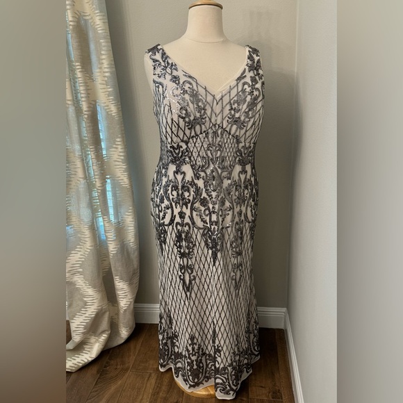 Plus Sequin Dress 🖤 - Picture 8 of 11